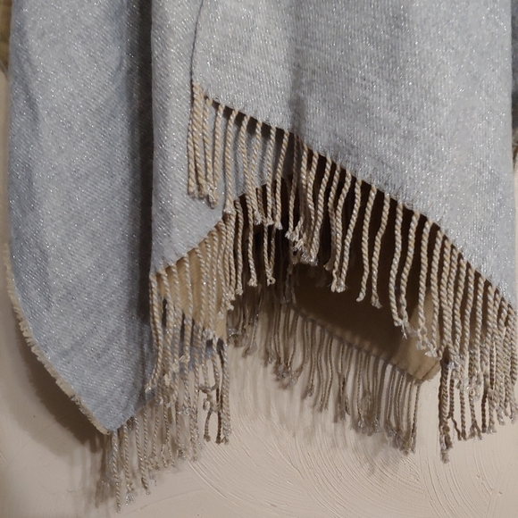 Andrew Marc Light Gray Flint Poncho Shawl Size Women's One Size NEW with Tags - Picture 5 of 10